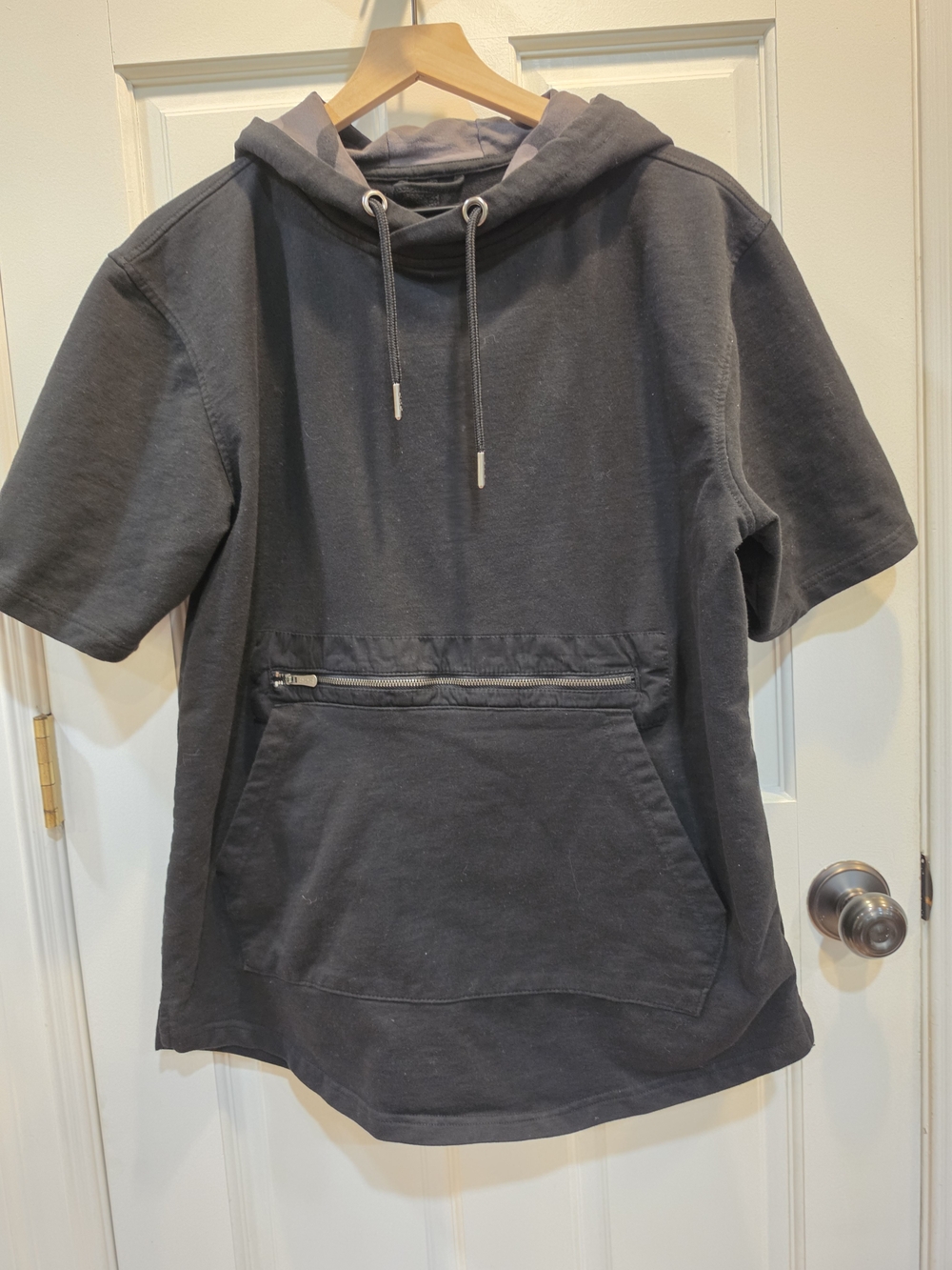 Short-Sleeve Hooded Pullover in Charcoal